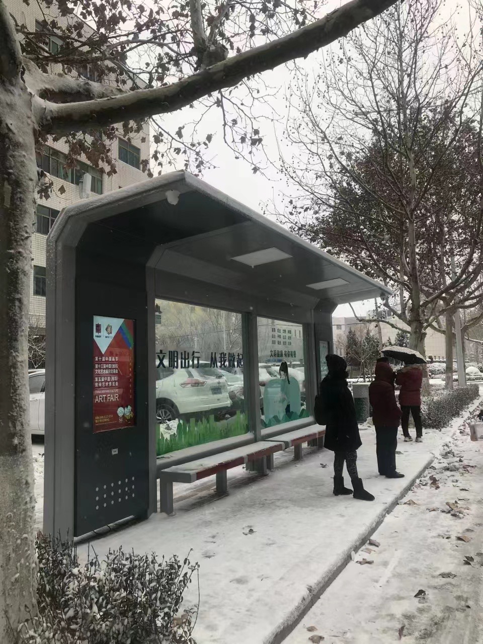 How Does the Outdoor Display Handle Temperature and Humidity?